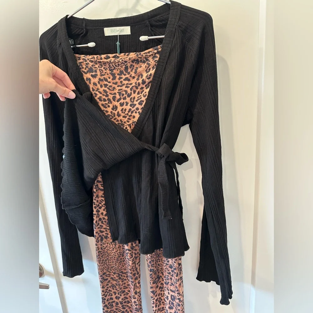 River + Sky Black Wrap Top Size S - Picture 2 of 3